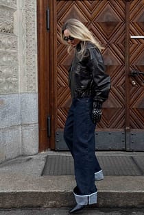 Locker geschnittene Jeans mit Umschlag