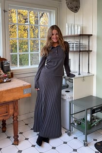 Stickad midikjol i ullblandning