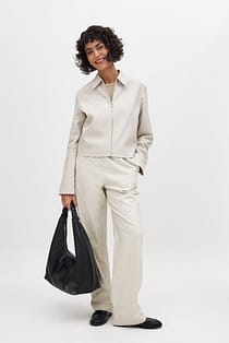 Løse bukser i hørblanding med høj talje