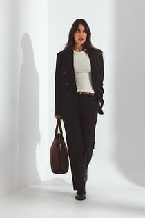Pantalón ancho de sastrería con espiga