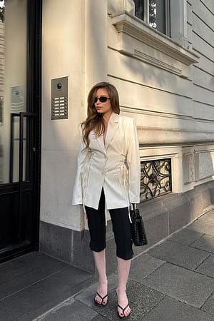 White Blazer med snøringdetaljer