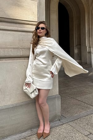 Cream Schal Cape Satinbluse