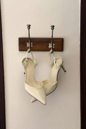 White Pumps mit Riemchen