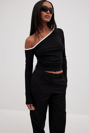 Haut asymétrique à liseré contrastant