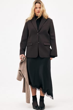 Black asymmetrischer Satin-Midirock mit Spitze