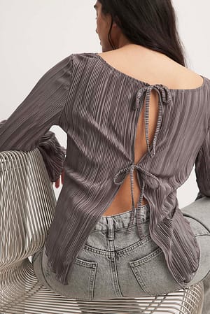 Haut à bretelles nouées