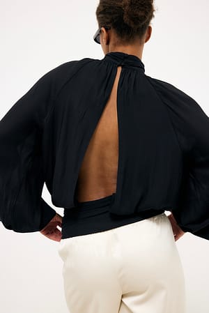Black Bluse med ballongsleeve og åpen rygg