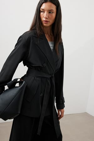 Black Gürtelter Kurz-Trenchcoat