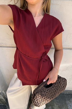 Dark Red Wickel-Top mit Gürtel