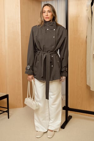 Dark Brown Kort trenchcoat med stora axelvaddar