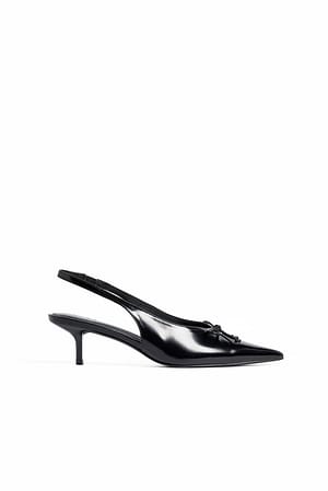 Black Slingback pumps met strikdetail