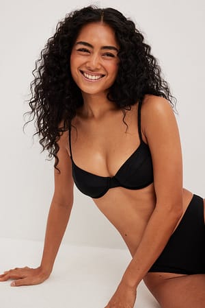 Bikinitopp med flätdetalj