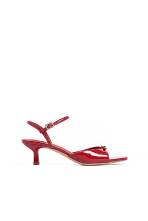 Red Hakschoenen met gespdetail
