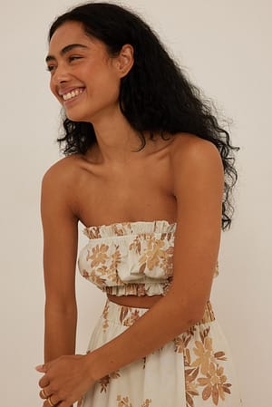 Kurzes Top mit Rüschendetails