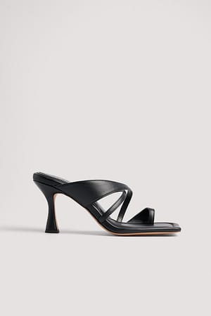 Sko med høje hæle og krydset tåstrop