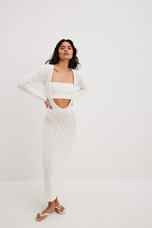 Langes Kleid mit tiefem Ausschnitt