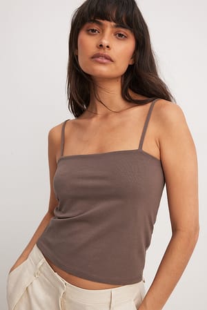 Dobbeltfoldet singlet med tynde stropper