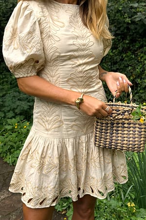 Beige Vestido mini con bordado inglés