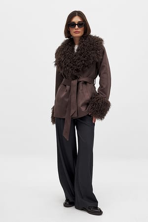 Jakke i bonded kvalitet med detalje i faux fur