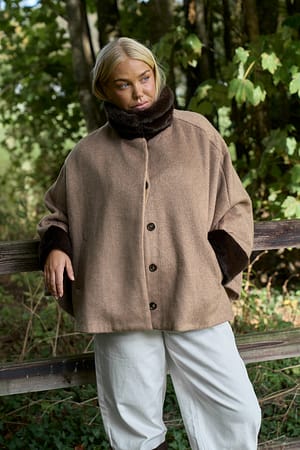 Brown Cape-Jacke mit Kunstpelzbesatz