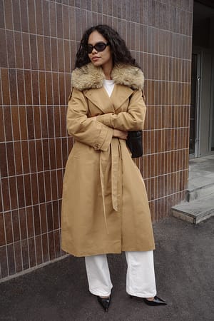 Beige Trenchcoat med fuskpälsdetalj