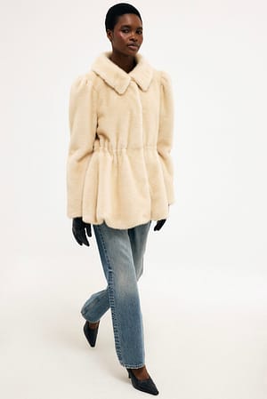Cream Chaqueta peplum de piel sintética
