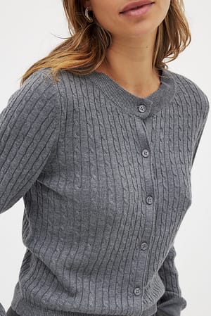 Cardigan en maille fine torsadée