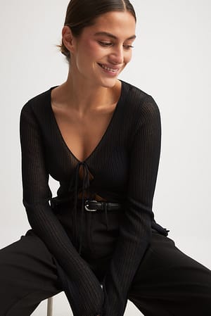 Finstrikket cardigan med bindingsdetalje