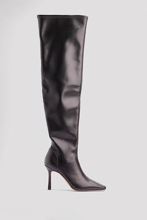 Enge Overknee-Stiefel mit Stilettoabsatz
