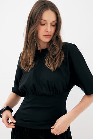 Black T-shirt med åtsittande midja