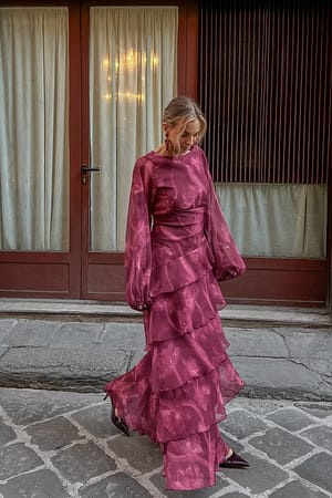 Maxikjole med lange ermer og volanger