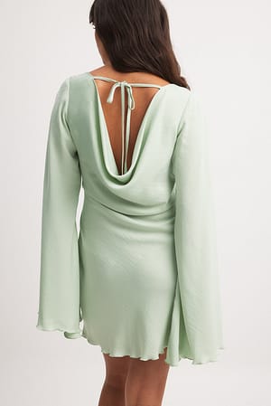 Minikjole med vidde og åpen rygg