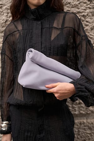 Light Pink Clutch-Tasche aus Wildleder mit Faltendetail
