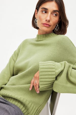 Strickpullover mit gefalteten Ärmeln