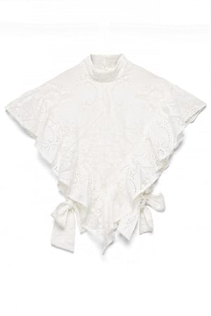 White Topp med knytdetalj och volang