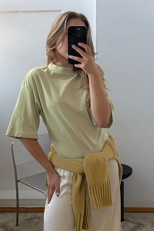Khaki Tailliertes Baumwoll-T-Shirt mit Trichterausschnitt