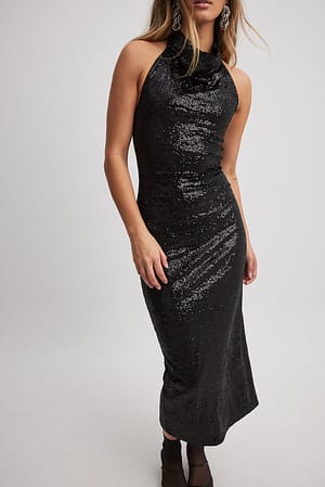 Robe mi-longue à col cheminée et dos ouvert, sequin