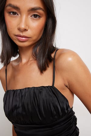 Top i satin med rynker