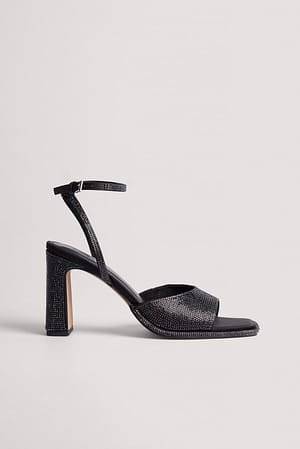 Absätze mit glitzernden Knöchelriemen