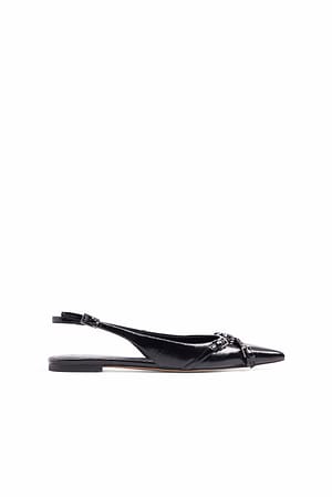Flache Schuhe mit Metalldetails