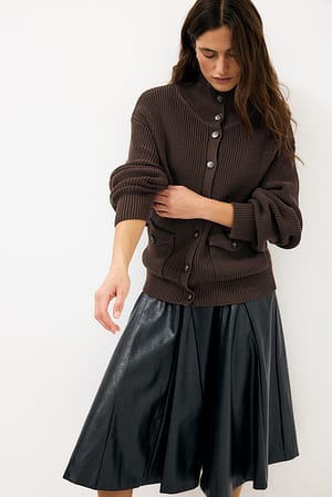 Dark Brown Cardigan med tung ribb og lommedetalj