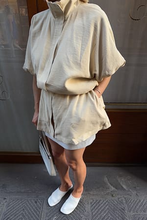 Light Beige Jacke mit hohem Kragendetail
