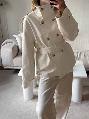 Beige Gabardina con cinturón y cuello alto