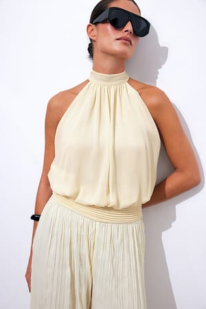 Light Yellow Topp i chiffon med hög hals