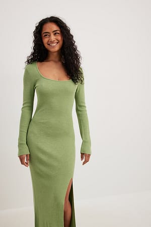 Gestricktes Maxikleid mit hohem Schlitz