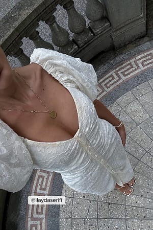 Midiklänning med puffärmar och knappdetalj