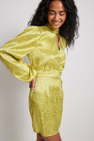 Minikjole i jacquard i satin med udskæring