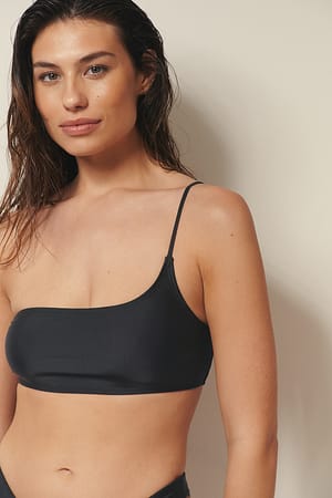 Gerecycleerd bIkinitop met één blote schouder