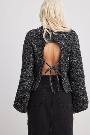 Gestrickter Pullover mit offenem Rücken