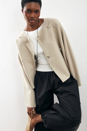 Beige Strickjacke mit Knopfleiste